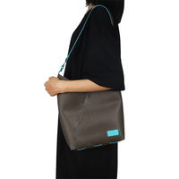 Sac à bandoulière en PVC personnalisé avec fermeture simple et petites pochettes pour usage quotidien