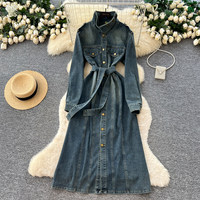 Robe midi en jean délavé élégante à col montant et manches longues avec ceinture, boutonnage simple, décontractée pour femme avec poches