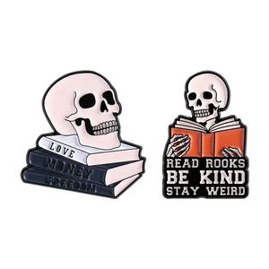 เข็มกลัดรูปโครงกระดูกอ่านหนังสือ ดีไซน์แปลกตา รักการอ่าน ใจดี เข็มกลัดติดเสื้อ แฟชั่นเครื่องประดับ ของขวัญสำหรับเพื่อน - Product Image 6