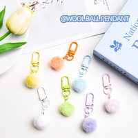 Porte-clés pendentif en alliage couleur bonbon avec boule en peluche mignonne, style macaron, boucle rotative en forme de huit, accessoire de porte-clés, vente en gros
