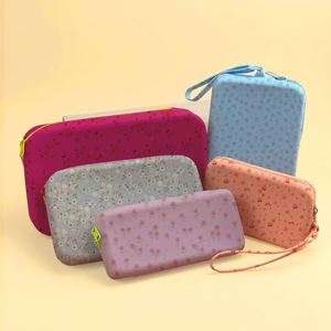 Bolsa Organizadora de Cosméticos de Silicona con Asa de Viaje Resistente al Agua y Función de Apertura Personalizada - Product Image 3