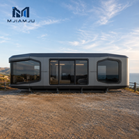 Maison conteneur en acier moderne et futuriste, capsule spatiale mobile avec vue panoramique pour usage hôtelier