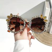 Nouvelles lunettes de soleil tendance et polyvalentes de style Harajuku avec fleurs et diamants, lunettes de soleil essentielles pour la plage et les vacances.