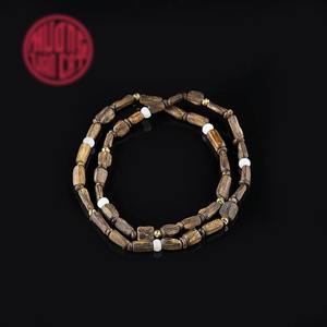Bracelet en bois d'agar naturel entièrement enrobé avec accents dorés – Perles de bois d'oud à haute teneur en résine, (8,4 g) - Product Image 2