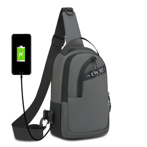 กระเป๋าคาดหน้าอกสำหรับผู้ชาย ความจุขนาดใหญ่ วัสดุเคลือบผิว กระเป๋าสะพายข้างสำหรับเดินทางกลางแจ้ง พร้อมพอร์ต USB สีเทา สีดำ สีน้ำเงินเข้ม - Product Image 3