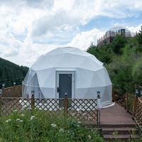 Dôme de glamping résistant au vent pour camping en terrasse avec vue sur la montagne