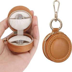 Mini Estuche de Joyería de Viaje 2 en 1 con Porta Anillos y Llavero para <span class=keywords><strong>Mujer</strong></span>, Organizador Portátil para Aretes/Collares, Ideal para Bodas y Fiestas - Product Image 1