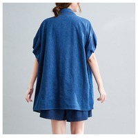 Nouvel ensemble décontracté d'été 2026 en jean pour femme : chemise et short, coupe asymétrique, délavé moyen, deux pièces, grande taille, style tunique ample