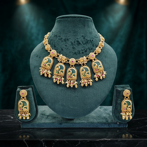 Conjunto de Joyería de Templo Chapado en Oro Antiguo del Sur de la India con Motivos de Elefante y Pavo Real en Esmalte Verde, Collar con Pendientes Colgantes para Mujer - Product Image 2