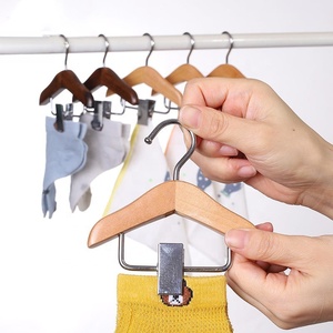 Cintres en bois miniatures de 11 cm avec pince, personnalisables avec logo, pour <span class=keywords><strong>accessoires</strong></span> de bébé, vêtements pour animaux, robes de poupées, présentation en magasin - Product Image 1