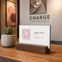 Cartes personnalisées imprimées avec bords peints et logo géométrique pour directeurs de studio et créateurs – Lots en gros