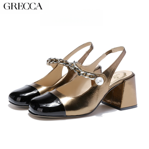 GRECCA Scarpe con <span class=keywords><strong>Tacco</strong></span> a Spillo in Pelle Metallizzata Nere e <span class=keywords><strong>Oro</strong></span> Punta Quadrata <span class=keywords><strong>Tacco</strong></span> 6cm Dettaglio Catena e Perle Scarpe da Festa alla Moda - Product Image 1