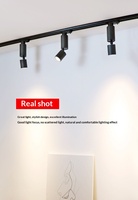 Spot LED orientable sur rail, design cylindrique divisé, réglage multi-angle, réflecteur anti-éblouissement profond pour boutiques, murs d'art et bijouteries