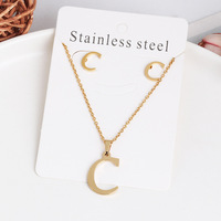 Parure de bijoux tendance pour femme : collier et boucles d'oreilles étanches en acier inoxydable plaqué or 18 carats, lettres A-Z (26 lettres)