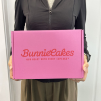 Boîte d'expédition postale en carton ondulé rose personnalisée pour vêtements, emballage cadeau avec impression de logo