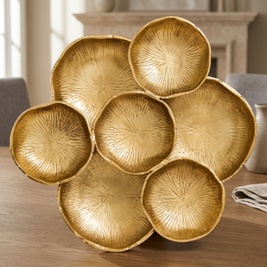 Platos Decorativos de Metal Dorado Irregulares, Hechos a Mano con Patrón de Plantas Grabado, Diseño Moderno para Fiestas - Product Image 4