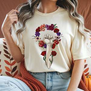 T-shirt con stampa floreale unisex in cotone con stampa a trasferimento termico, regalo femminista per la Giornata Internazionale della Donna - Product Image 3