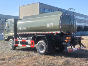 Camion-citerne à essence 4x4, capacité 12000L, utilisé pour le ravitaillement des camions. - Product Image 5