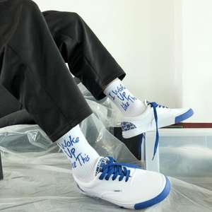 جوارب مخصصة بنمط ياباني نيون ملون بحروف شعار جوارب قطنية للرجال والنساء جوارب <span class=keywords><strong>Kpop</strong></span> عصرية جوارب كرة سلة مضحكة - Product Image 2