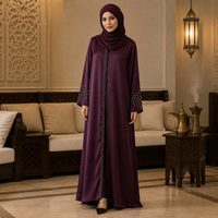 Abaya ouverte personnalisée OEM de luxe en satin, couleur prune foncé, avec chaîne de perles de cristal et pompon, robe longue modeste pour l'Aïd, mariage, occasions formelles, musulmane