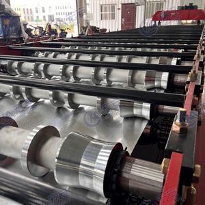 Machine de formage à froid de panneaux de toiture en acier pour la construction résidentielle, avec moteur haute vitesse et engrenages, compatible avec les tôles galvanisées - Product Image 3