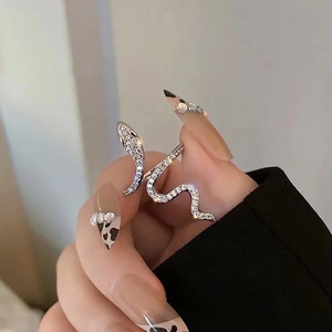 Anello Aperto a Forma di Serpente Scintillante per Donne, Gioiello da Dito Trendy e Alla Moda - Product Image 6