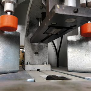 Machine de nettoyage d'angle en aluminium E-WORLD à 3 lames, moteur 1,1 kW pour la fabrication de cadres de fenêtres, haute sécurité, acier inoxydable - Product Image 5