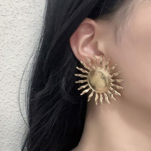 Boucles d'oreilles clous Soleil en acier inoxydable doré, bijoux de mode, boucles d'oreilles clous étoile octogonale pour femme - Product Image 1