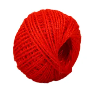 様々な赤黄緑のカラフルなファンシーブレンド編み糸を工場で製造