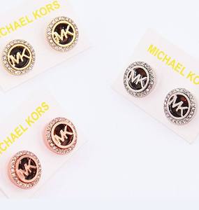 Pendientes de Moda Coreana con Diseño de Gancho y Letras, Chapados en Oro de 18K, Aleación de Lujo, Marca OEM, Unisex, Venta al Por Mayor - Product Image 4