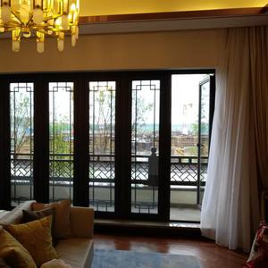 Puerta de Balcón de Estilo Antiguo con Revestimiento de Aluminio y Madera, Vidrio Transparente Resistente al Viento para Correder/Girar, Moderna y Comercial - Product Image 2