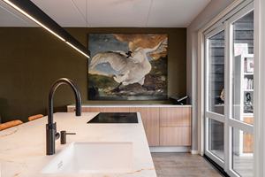 Cocina Moderna con Isla Blanca y Gabinetes de Madera, Diseño Artístico, Herrajes Negros, Estantes Abiertos - Product Image 3