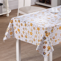 Nappe en PVC imprimée au laser RNPT avec des fleurs botaniques bleues, surface blanche et support en tissu pour la salle à manger
