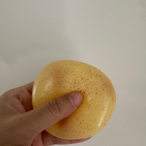 Jouet anti-stress artisanal en forme de pomme de terre à l'huile de coco, non rebondissant, type balle à presser en vaseline - Product Image 3