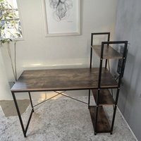 Bureau extensible de style moderne Espaces de travail fonctionnels à panneaux en bois organisés par un bureau d'ordinateur en métal