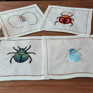 Serviettes de cocktail en lin Beetle Beauties – Serviettes à boisson réutilisables en lin 100 % naturel, motif d'insectes artistique pour bar, fête - Product Image 1