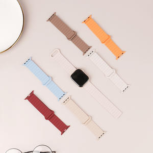 Silicone bicolore pour bracelet Apple Watch avec <span class=keywords><strong>boucle</strong></span> magnétique en acier inoxydable compatible avec IWatch 10 et IWatch 9 - Product Image 4