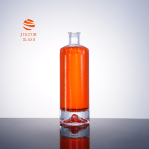 Bouteille en verre cylindrique <span class=keywords><strong>de</strong></span> 500 ml avec base en forme <span class=keywords><strong>de</strong></span> montagne tridimensionnelle, idéale pour l'emballage <span class=keywords><strong>de</strong></span> la vodka, du <span class=keywords><strong>gin</strong></span> et du whisky - Product Image 4