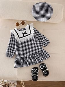 Ensemble deux pièces décontracté et élégant pour bébé <span class=keywords><strong>fille</strong></span>, collection printemps-automne 2026 : Robe à col en dentelle au crochet et béret assorti, style vintage, idéal pour le quotidien (ODM) - Product Image 3