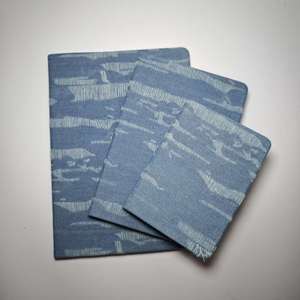 Carnet A5 promotionnel en tissu rayé indigo avec fermeture élastique et logo personnalisé pour cadeau - Product Image 1