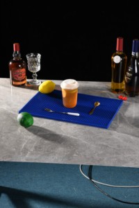 Tapete de silicona de tamaño pequeño premium de 7.87"x13.8", duradero, antideslizante, para mostrador de cocina, para pub, café, vino, cócteles. - Product Image 3