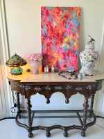 Console en bois vieilli style antique avec tablier floral peint à la main, plateau crème et pieds tournés pour entrée
