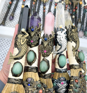 Balais en pierre de guérison en gros, en cristal et matériaux variés, balais en améthyste de rêve pour la décoration - Product Image 1