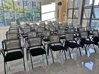 Chaise de formation empilable en maille pour personnel de bureau avec tablette d'écriture en plastique