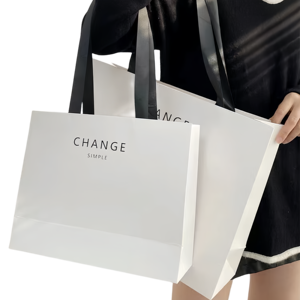 ถุงกระดาษหรูหราขนาดกลางขนาดใหญ่สีขาวขนาดใหญ่ออกแบบได้เองฟอยล์สีทองเคลือบด้านโลโก้ที่มีลายนูนทนทานสำหรับใส่รองเท้าเสื้อผ้าและเป็นของขวัญ - Product Image 5