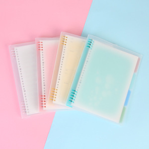 2025 nuevos cuadernos en espiral de hojas sueltas B5 personalizables papelería escolar transparente 8 agujeros PP cubierta carpeta de anillas tamaño <span class=keywords><strong>A5</strong></span> diario - Product Image 1