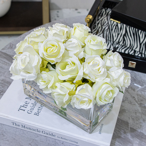 การจัดเรียงดอกกุหลาบประดิษฐ์ด้วยดอกไม้ผ้าไหมและดอกไม้พลาสติกสำหรับตกแต่งบ้าน - Product Image 1