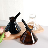 Bouteille de diffuseur de roseau carré de luxe en verre ambré 200ml noir blanc carré sans flamme avec couvercle à vis en bois à ouverture facile