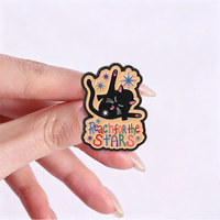 Broche Métallique Chat Inspirant : Chat Noir Souriant et Somnolent Allongé sur Fond Crème, Multicolore, « Tends les Ailes vers les Étoiles »