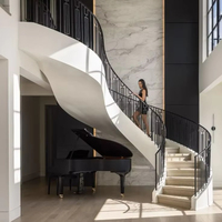 Escalier en colimaçon moderne en acier forgé sur mesure pour villa intérieure, avec marches ouvertes en bois de chêne courbé et garde-corps en verre, pour hôtels et appartements